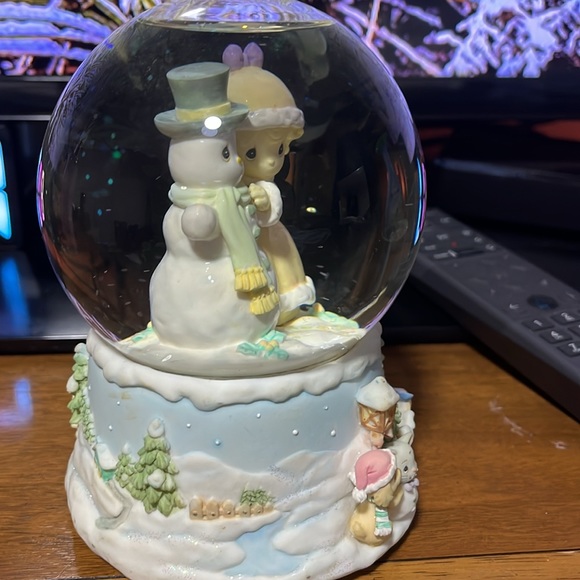 Precious moments, snow globe, ‘we wish you a merry Christmas’. - Picture 5 of 8